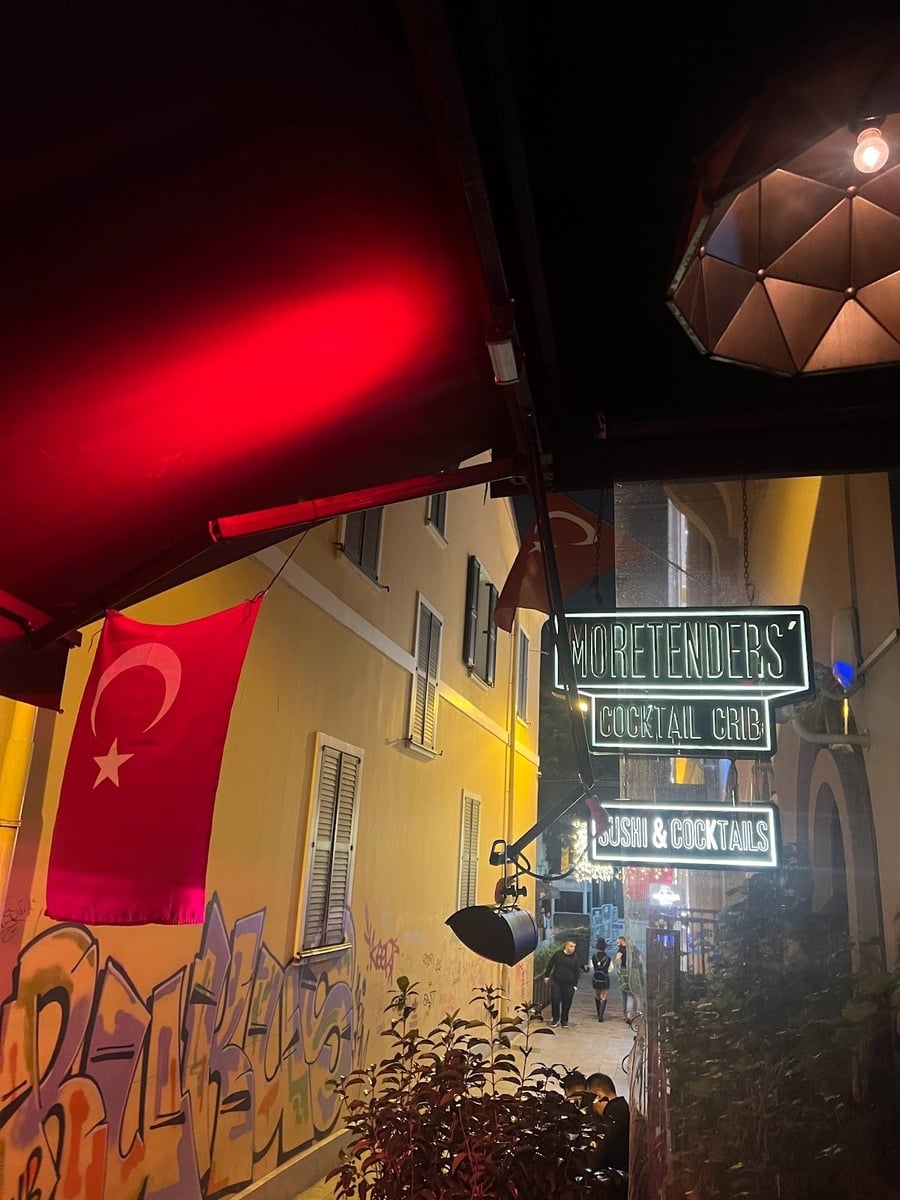 Moretenders’ Cocktail Crib