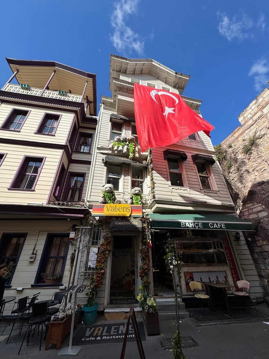 Valens Cafe Restaurant